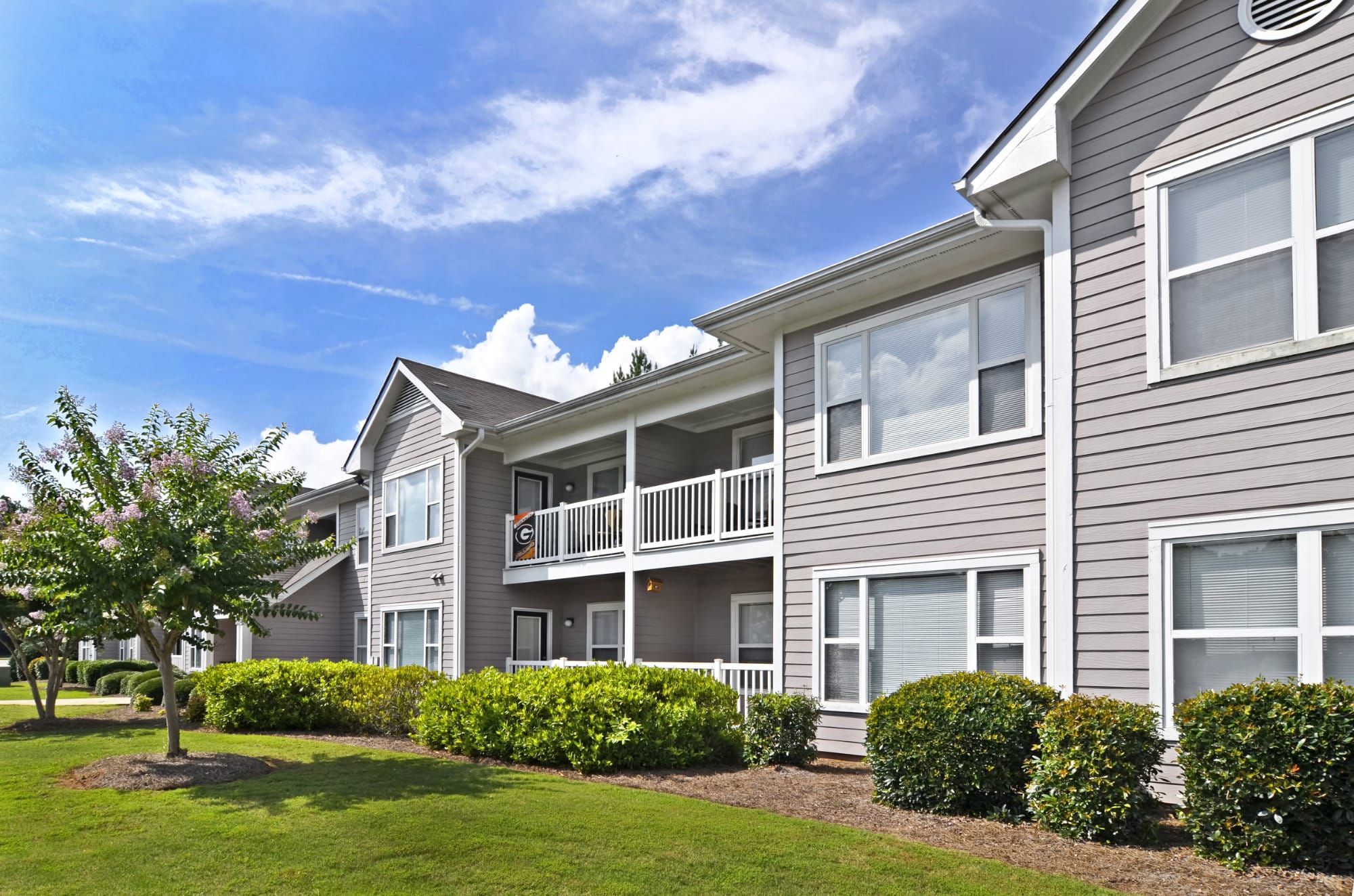 river-club-apartments-off-campus-apartments-near-the-university-of-georgia-athens-georgia-community-building-exterior-private-patios-balconies