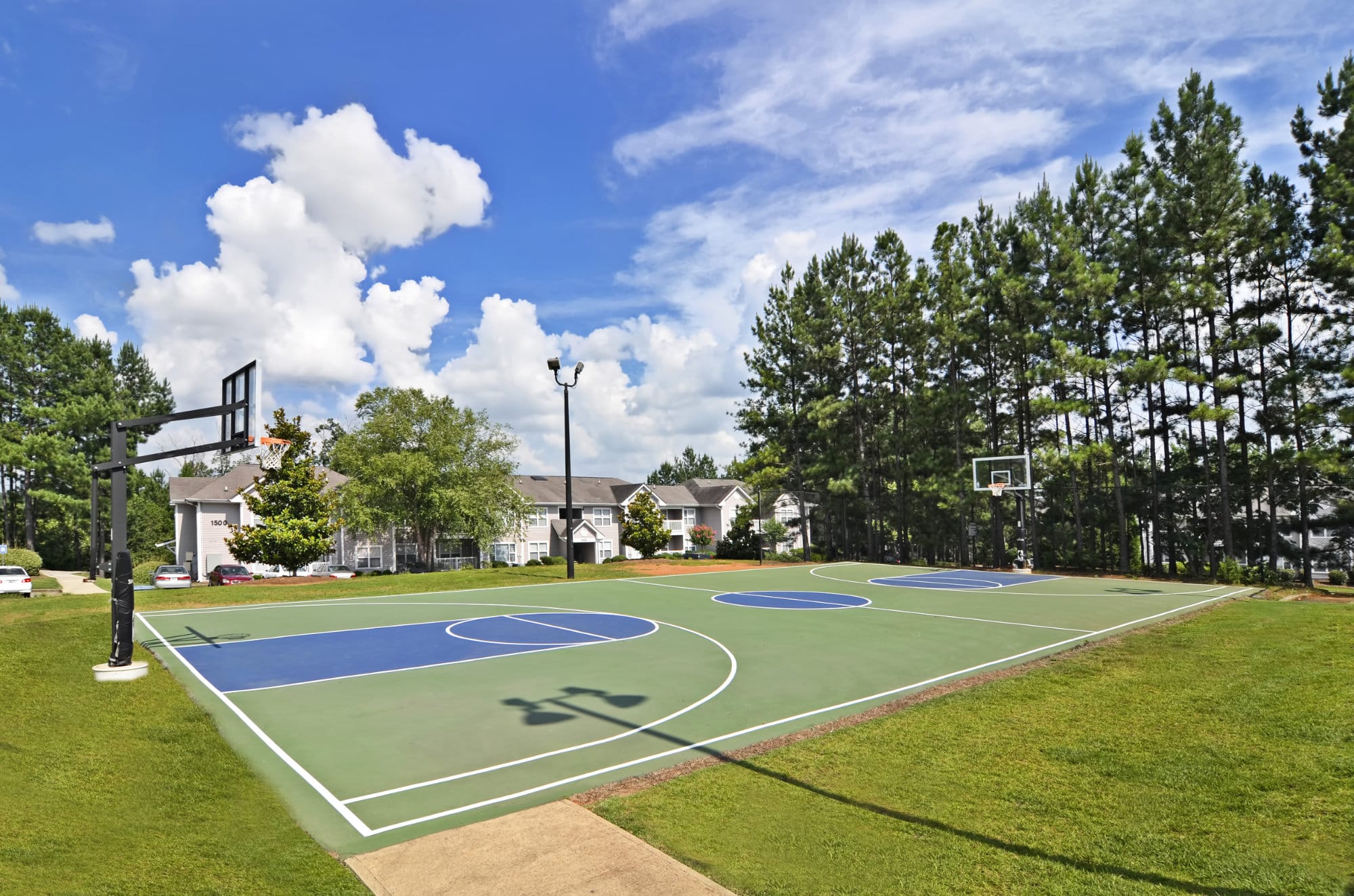 river-club-athens-the-townhomes-at-river-club-off-campus-apartments-near-the-university-of-georgia-basketball-court