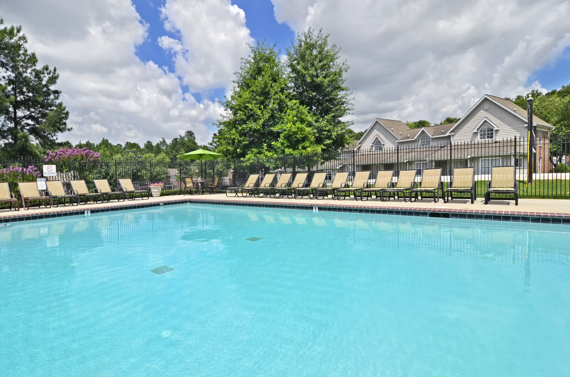 river-club-athens-the-townhomes-at-river-club-off-campus-apartments-near-the-university-of-georgia-swimmin-pool-lounge-chairs
