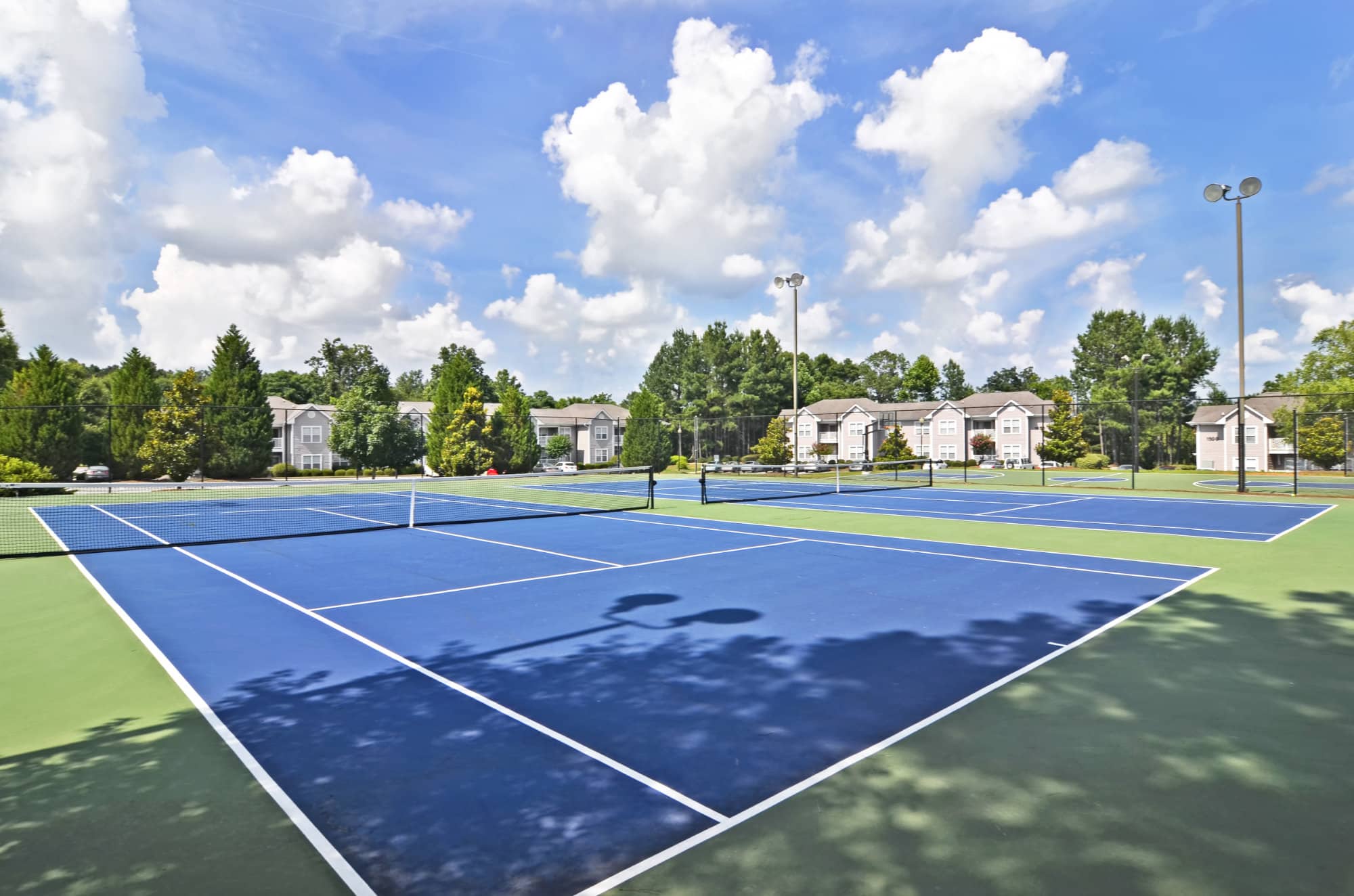 river-club-athens-the-townhomes-at-river-club-off-campus-apartments-near-the-university-of-georgia-tennis-court